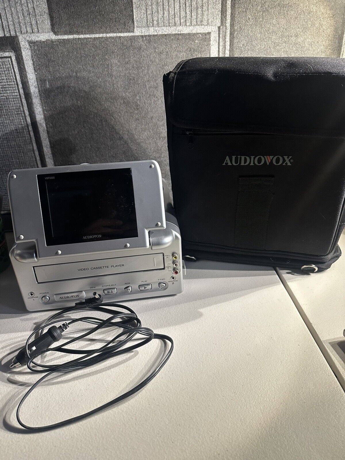 AudioVOX VBP2000 Portable VHS Player 5-Inch Active Matrix LCD Monitor Retro Game