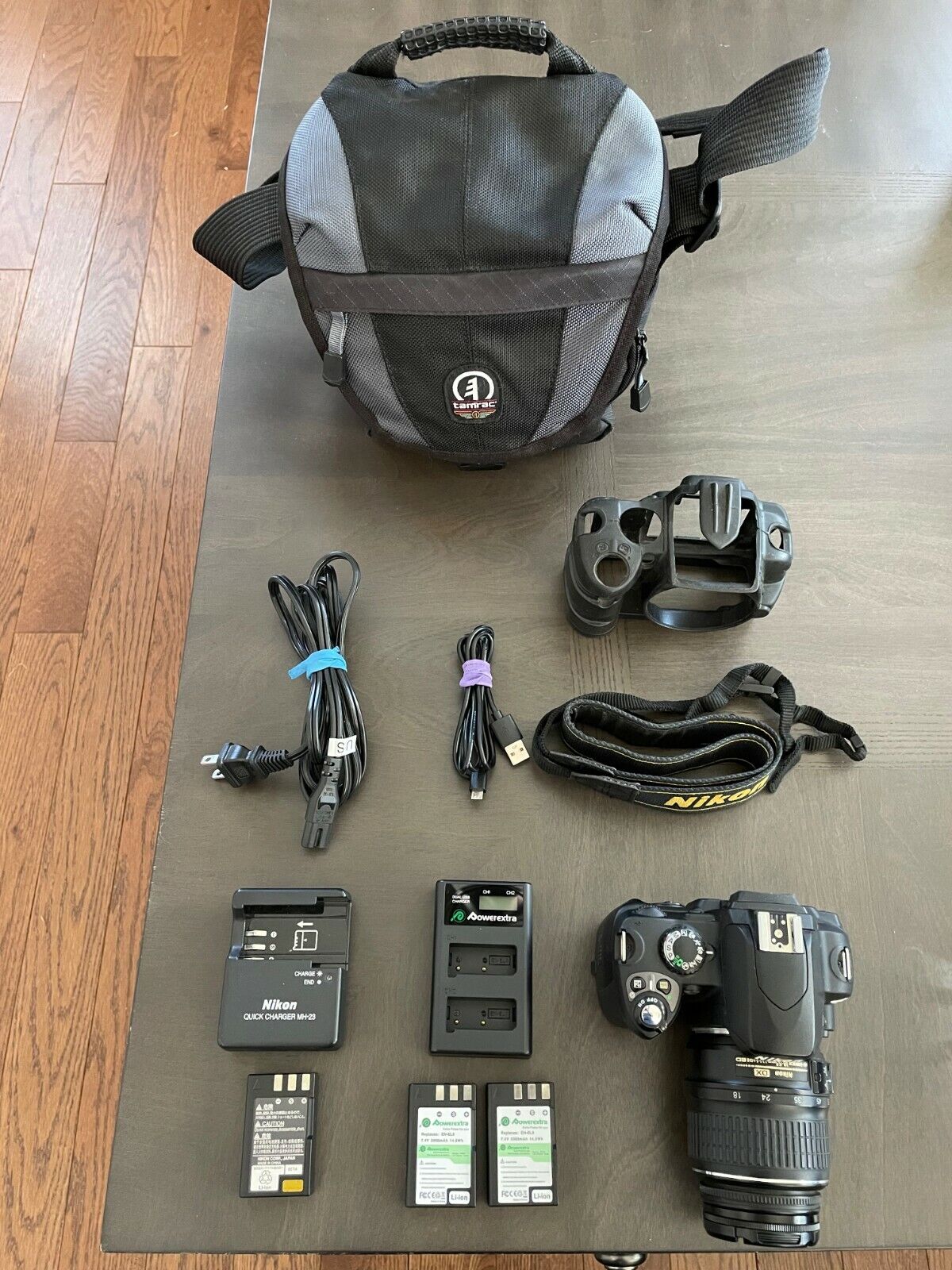 Nikon D40 Digital SLR Camera (Kit w/AF-S DX 18-55mm Lens, Bag, Extra Batteries)