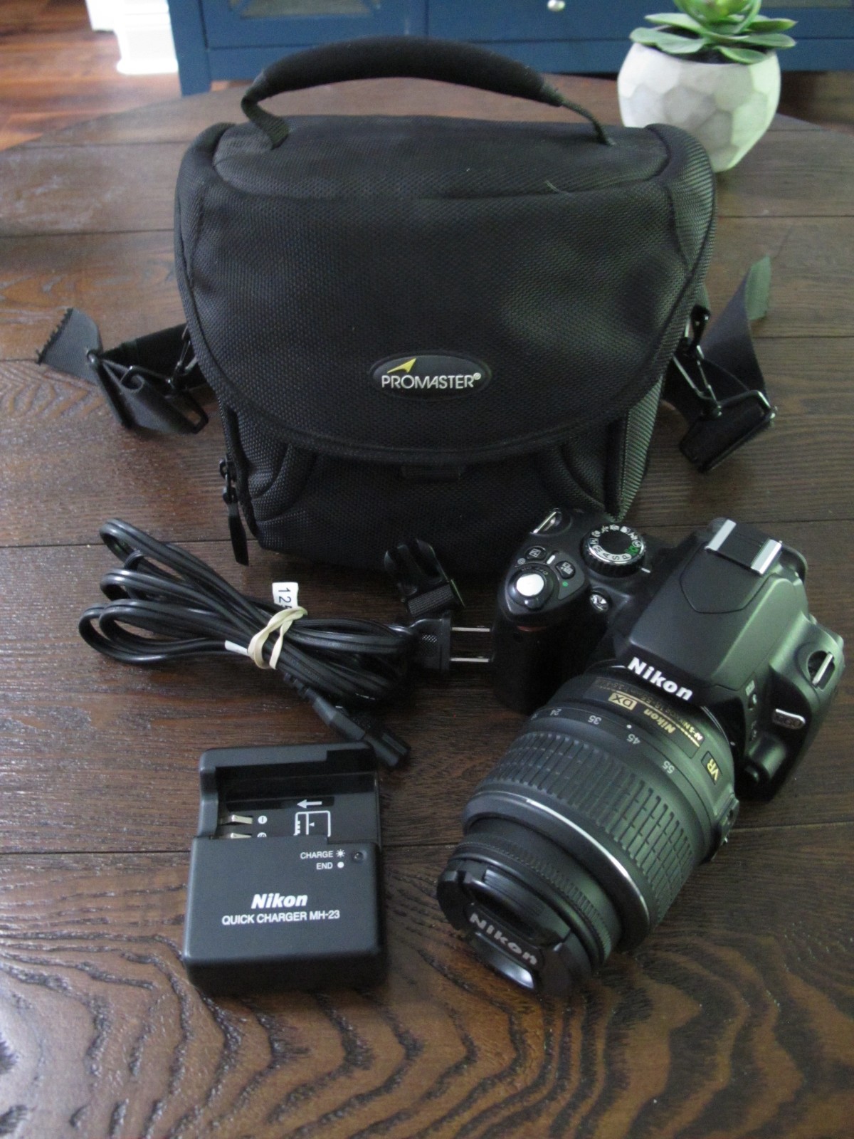 Nikon D60 DSLR DX Camera Outfit W/ Rare VR Nikon DX AF-S NIKKOR 18-55mm lens