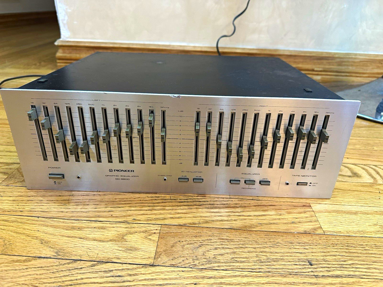 Pioneer SG-9800 Analog Stereo Graphic Equalizer 2ch RCA In/Out 25W Silver Pioneer SG-9800 Analog Stereo Graphic Equalizer 2ch RCA In/Out 25W Silver